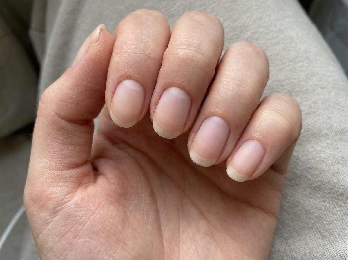 mano femenina después de manicura rusa sin esmalte