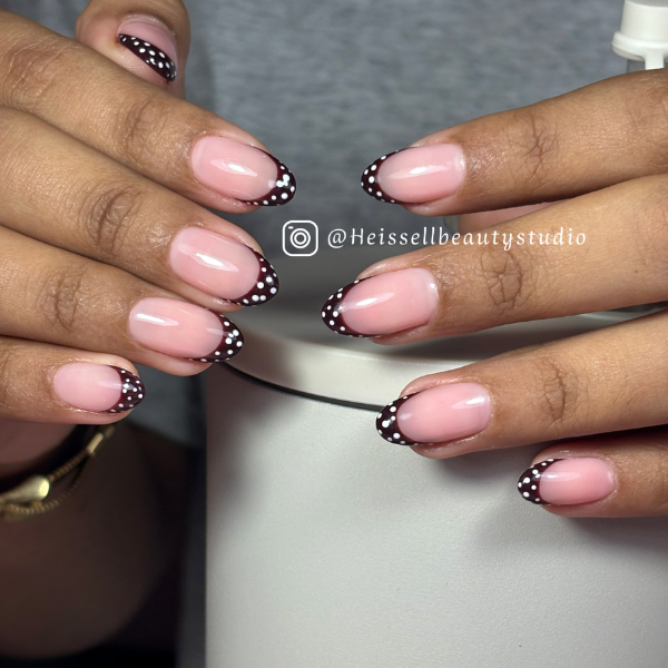 diseño frances con puntos blancos