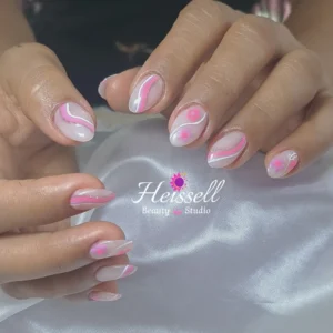 manicura realizada con extensión de polygel