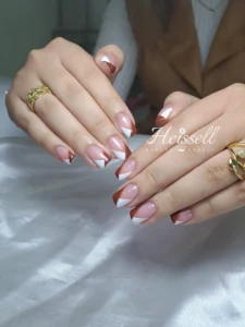 uñas con puntas blancas y café