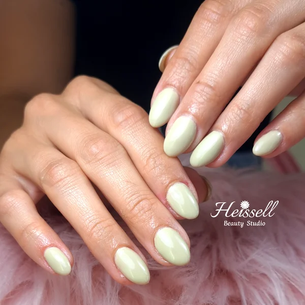 manicura rusa + extensiones esculpidas en polygel con tono neutro