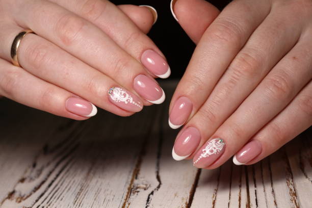 uñas con forma almendrada con diseño francés